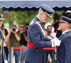 Don Felipe impone la condecoración y entrega el Real Despacho al número uno de la XXXI Promoción del Cuerpo de Ingenieros, el teniente Borja Toledano 