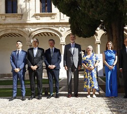 Su Majestad el Rey, acompañado de Doña Ana Fernández-Sesma, premiada con el "VI Galardón Camino Real" y autoridades e invitados presentes en