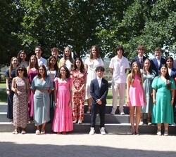 Su Alteza Real la Infanta Doña Sofía junto a los alumnos del bienio 2023/2025 que comenzarán sus estudios en un Colegio del Mundo Unido