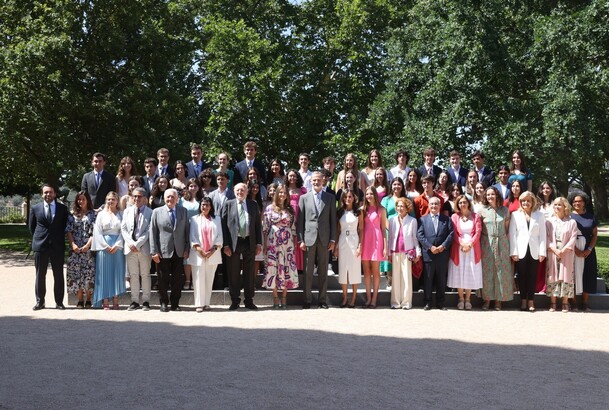Sus Majestades los Reyes y SS.AA.RR. la Princesa de Asturias y la Infanta Doña Sofía junto a los asistentes a la audiencia del Patronato de la Fundaci