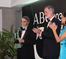 Sus Majestades los Reyes tras entregar el Premio "Luca de Tena" a Pedro García Cuartango
