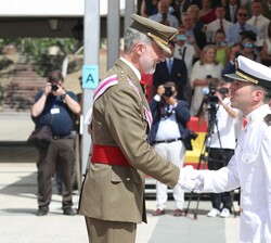 Su Majestad el Rey entrega una condecoración al teniente, Miguel Victorio Molina como número 1 de la escala de Oficiales del Cuerpo de Músicas Militar