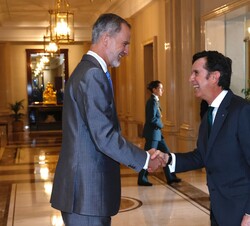 Su Majestad el Rey recibe el saludo del rector de la Universidad Francisco de Vitoria, Daniel Sada Castaño