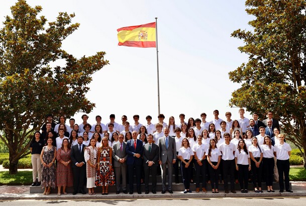 Don Felipe junto a os participantes en la XVIII edición del Programa “Becas Europa” de la Universidad Francisco de Vitoria y las autoridad