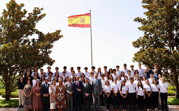 Don Felipe junto a os participantes en la XVIII edición del Programa “Becas Europa” de la Universidad Francisco de Vitoria y las autoridades y profeso