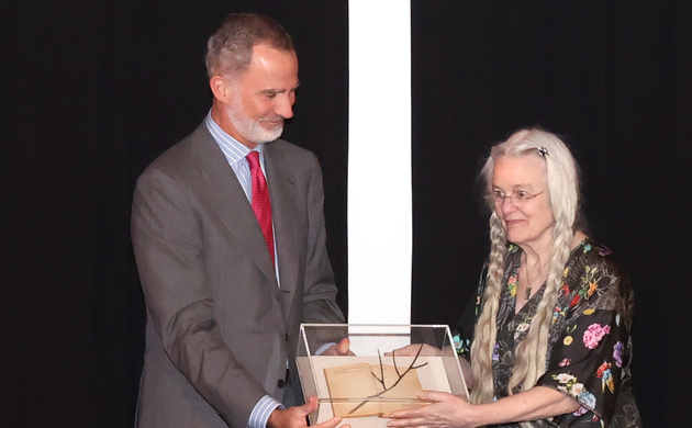 Su Majestad el Rey entrega el Premio Internacional Joan Margarit de Poesía a la escritora estadounidense Sharon Olds