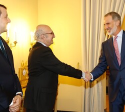 Don Felipe recibe el saludo del secretario de Estado para Iberoamérica y el Caribe y el Español en el Mundo, Juan Fernández Trigo