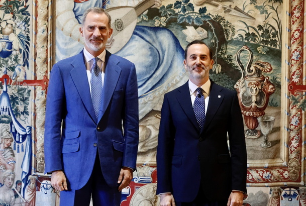 Su Majestad el Rey acompañado por el presidente del Parlamento de las Illes Balears, Gabriel le Senne i Presedo