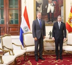 Su Majestad el Rey y el Presidente de la República del Paraguay, Mario Abdo