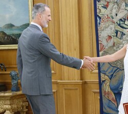 Su Majestad el Rey recibe el saludo de la presidenta del Congreso de los Diputados, Doña Francina Armengol Socias