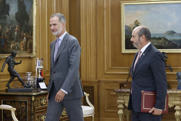 Su Majestad el Rey acompañado por el presidente del Senado, Don Pedro Manuel Rollán Ojeda, se dirigen al despacho de Don Felipe