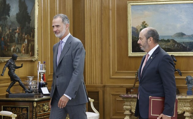 Su Majestad el Rey acompañado por el presidente del Senado, Don Pedro Manuel Rollán Ojeda, se dirigen al despacho de Don Felipe