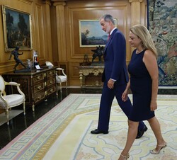 Su Majestad el Rey se dirige a su despacho con la representante de Coalición Canaria, Doña Cristina Valido García