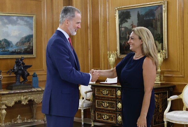 Su Majestad el Rey recibe el saludo de la representante de Coalición Canaria, Doña Cristina Valido García