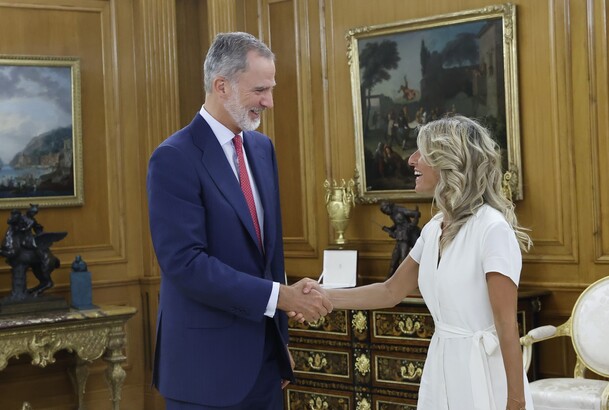 Su Majestad el Rey recibe el saludo de la representante de SUMAR, Doña Yolanda Díaz Pérez