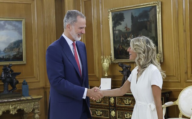 Su Majestad el Rey recibe el saludo de la representante de SUMAR, Doña Yolanda Díaz Pérez