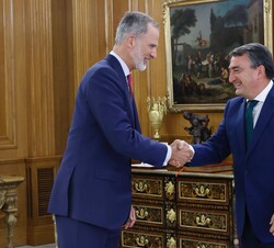 Su Majestad el Rey recibe el saludo del representante de Euzko Alderdi Jeltzalea-Partido Nacionalista Vasco, Don Aitor Esteban Bravo