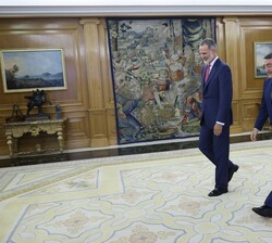 Su Majestad el Rey se dirige a su despacho con el representante de Euzko Alderdi Jeltzalea-Partido Nacionalista Vasco, Don Aitor Esteban Bravo