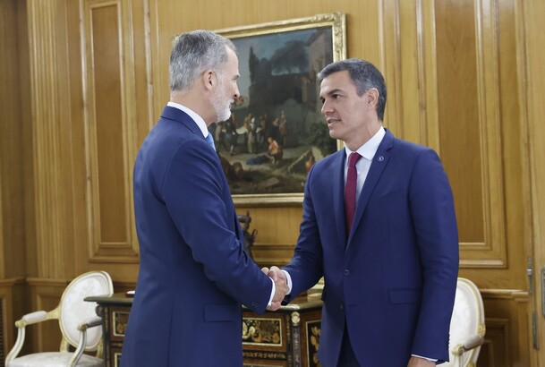 Su Majestad el Rey recibe el saludo del representante del Partido Socialista Obrero Español, Don Pedro Sánchez Pérez-Castejón