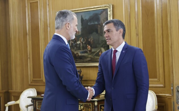 Su Majestad el Rey recibe el saludo del representante del Partido Socialista Obrero Español, Don Pedro Sánchez Pérez-Castejón