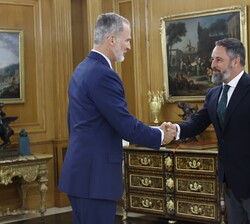 Su Majestad el Rey recibe el saludo del representante de VOX, Don Santiago Abascal Conde