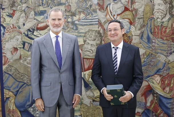Su Majestad el Rey junto al Fiscal General del Estado, Álvaro García Ortiz