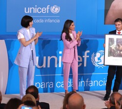 Doña letizia entrega el Premio Transforma a la “La Unidad de Cardiopatías Congénitas del Hospital La Paz de Madrid”, recoge el galardón Án
