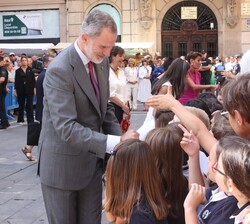 El Rey conversa con un grupo de niños en la Plaza Consistorial