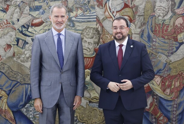 Su Majestad el Rey junto al presidente del Principado de Asturias, Adrián Barbón Rodríguez