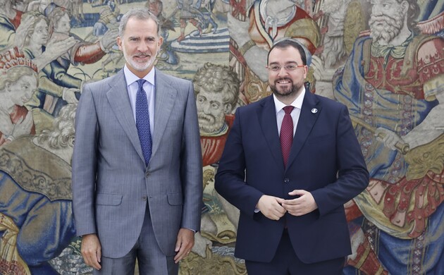 Su Majestad el Rey junto al presidente del Principado de Asturias, Adrián Barbón Rodríguez