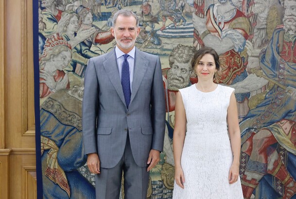 Su Majestad el Rey junto a la presidenta de la Comunidad de Madrid, Isabel Díaz Ayuso