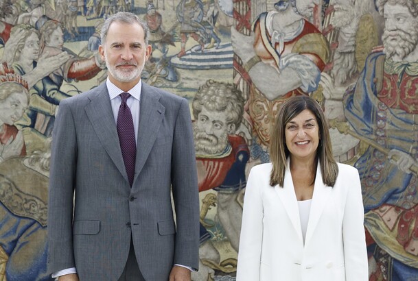 Su Majestad el Rey junto a la presidenta de la Comunidad Autónoma de Cantabria, María José Sáenz de Buruaga Gómez, tras su reciente nombramiento