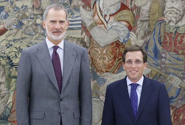 Su Majestad el Rey junto al alcalde de Madrid, José Luis Martínez-Almeida Navasqüés, tras su reciente nombramiento