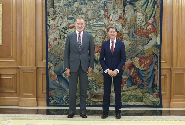 Su Majestad el Rey junto al presidente de la Comunidad Autónoma de La Rioja, Gonzalo Capellán de Miguel