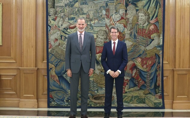Su Majestad el Rey junto al presidente de la Comunidad Autónoma de La Rioja, Gonzalo Capellán de Miguel