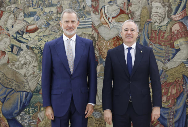 Su Majestad el Rey junto al Presidente de Aragón, Jorge Azcón Navarro 
