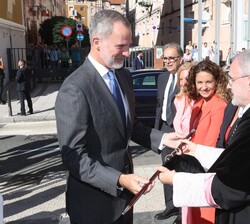 Don Felipe recibe el bastón rectoral de manos del rector magnífico de la Universidad de Cantabria, Ángel Pazos
