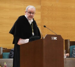 Don Felipe durante la intervención del rector magnífico de la Universidad de Cantabria, Ángel Pazos