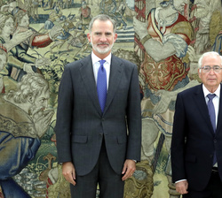 Su Majestad el Rey junto al presidente de la Ciudad Autónoma de Melilla, Juan José Imbroda