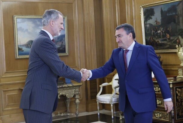 Su Majestad el Rey recibe el saludo del representante de Euzko Alderdi Jeltzalea-Partido Nacionalista Vasco (EAJ-PNV), Don Aitor Esteban Bravo