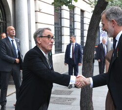 Su Majestad el Rey recibido por el presidente de la Real Academia de Ciencias Exactas, Físicas y Naturales, Jesús María Sanz