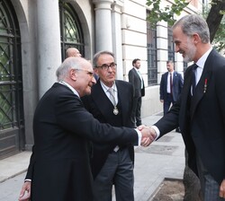 Su Majestad el Rey recibido por el presidente de la Real Academia de Ciencias Morales y Políticas, y presidente del Instituto de España, Benigno Pendá