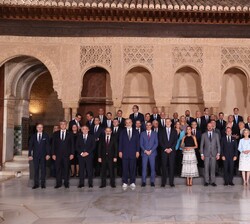 Sus Majestades los Reyes junto a los Jefes de Estado y Presidentes del Gobierno asistentes a la Cumbre de la Comunidad Política Europea
