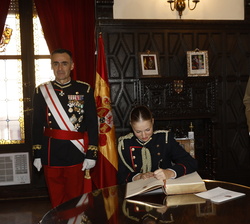 Su Alteza Real la Princesa de Asturias firma en el libro de honor de la Academia General Militar