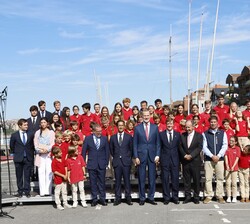 Fotografía de grupo con un grupo de alumnos de la escuela de vela del Real Club Marítimo del Abra-Sporting Club 
