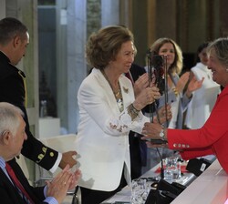 Su Majestad la Reina Doña Sofía entraga el galardón a Pilar González de Frutos, experta en el sector asegurador