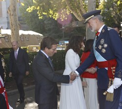 Su Majestad el Rey recibe el saludo del alcalde de Madrid, José Luis Martínez-Almeida
