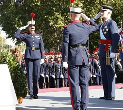 Su Majestad el Rey y Su Alteza Real la Princesa de Asturias, tras la colocación de la corona de laurel