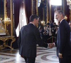 Sus Majestades los Reyes y la Princesa de Asturias reciben el saludo del presidente del Gobierno, Pedro Sánchez