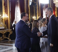 Sus Majestades los Reyes y la Princesa de Asturias reciben el saludo del presidente del Principado de Asturias, Adrián Barbón